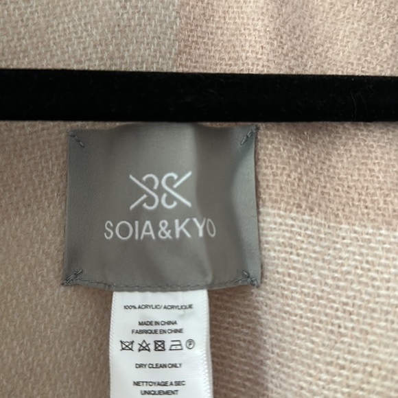 Cozy blanket shawl - Picture 3 of 4